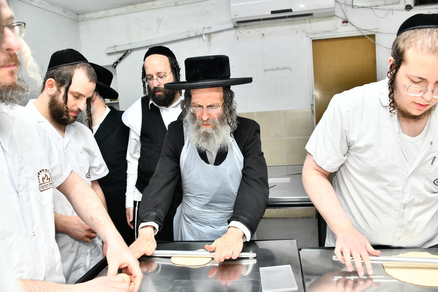 הגה"צ רבי אלימלך בידרמן באפיית מצות