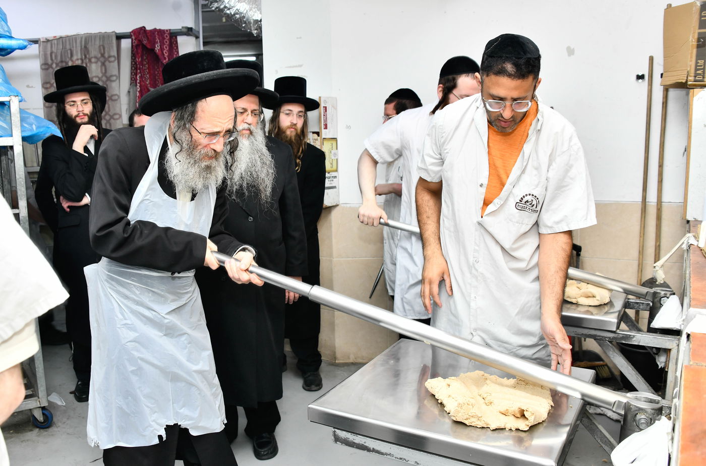 הגה"צ רבי אלימלך בידרמן באפיית מצות