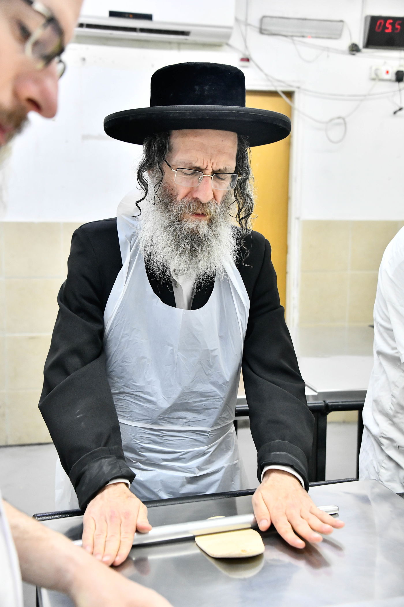 הגה"צ רבי אלימלך בידרמן באפיית מצות