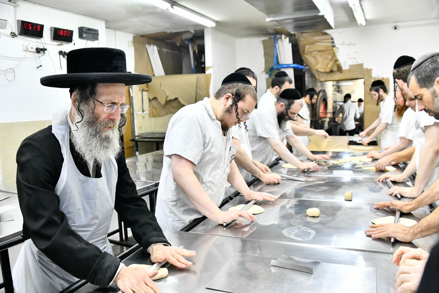 הגה"צ רבי אלימלך בידרמן באפיית מצות