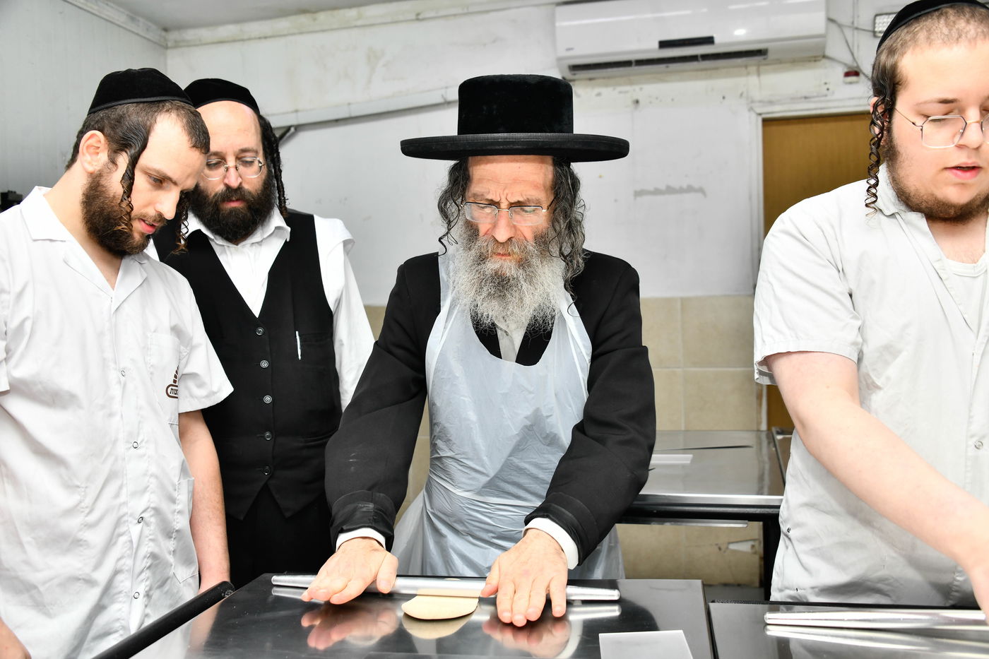 הגה"צ רבי אלימלך בידרמן באפיית מצות