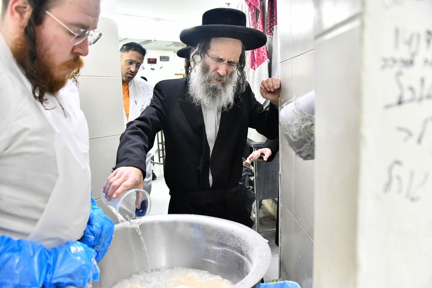 הגה"צ רבי אלימלך בידרמן באפיית מצות