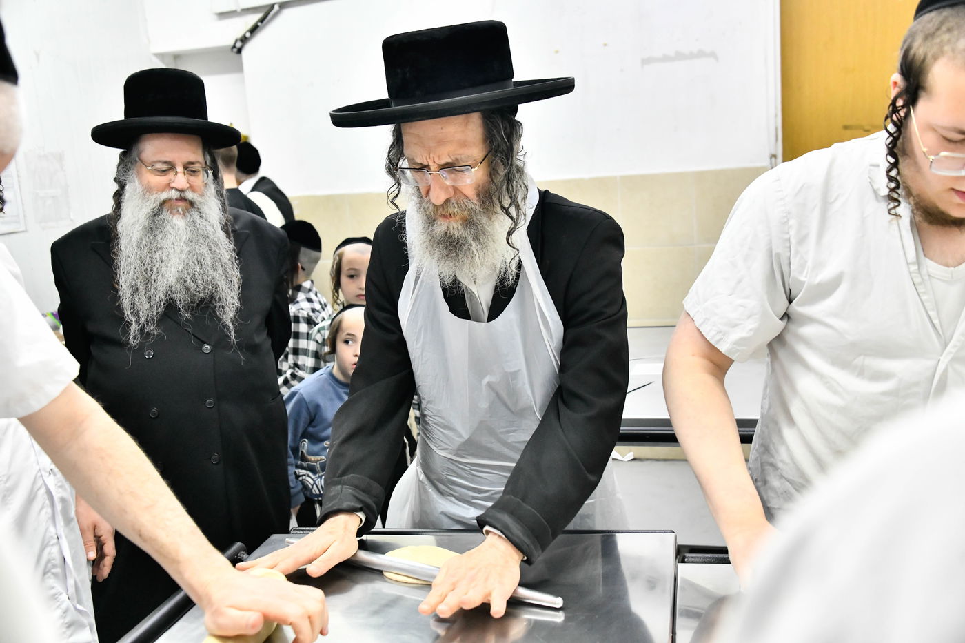 הגה"צ רבי אלימלך בידרמן באפיית מצות