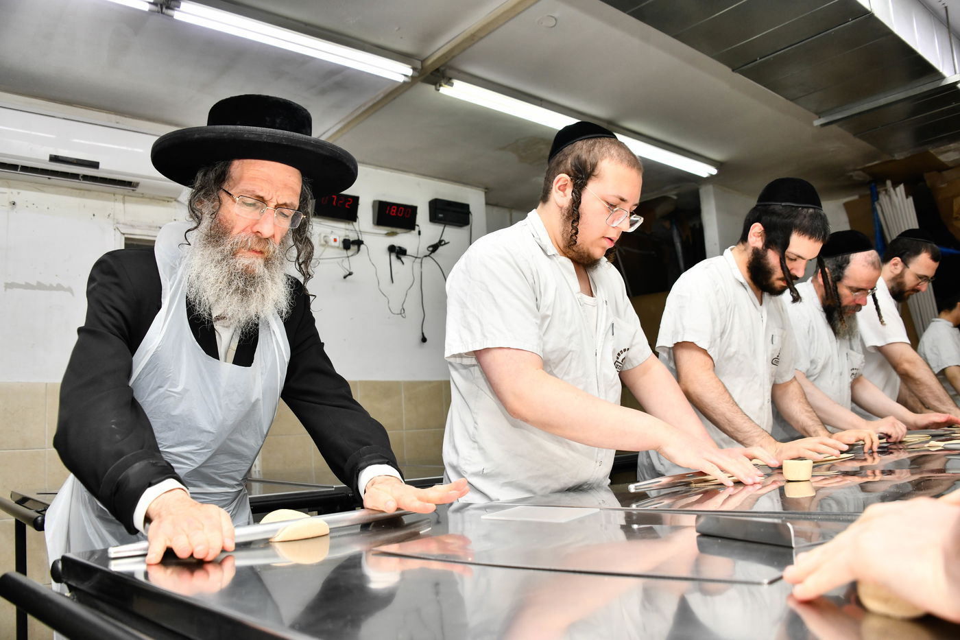 הגה"צ רבי אלימלך בידרמן באפיית מצות