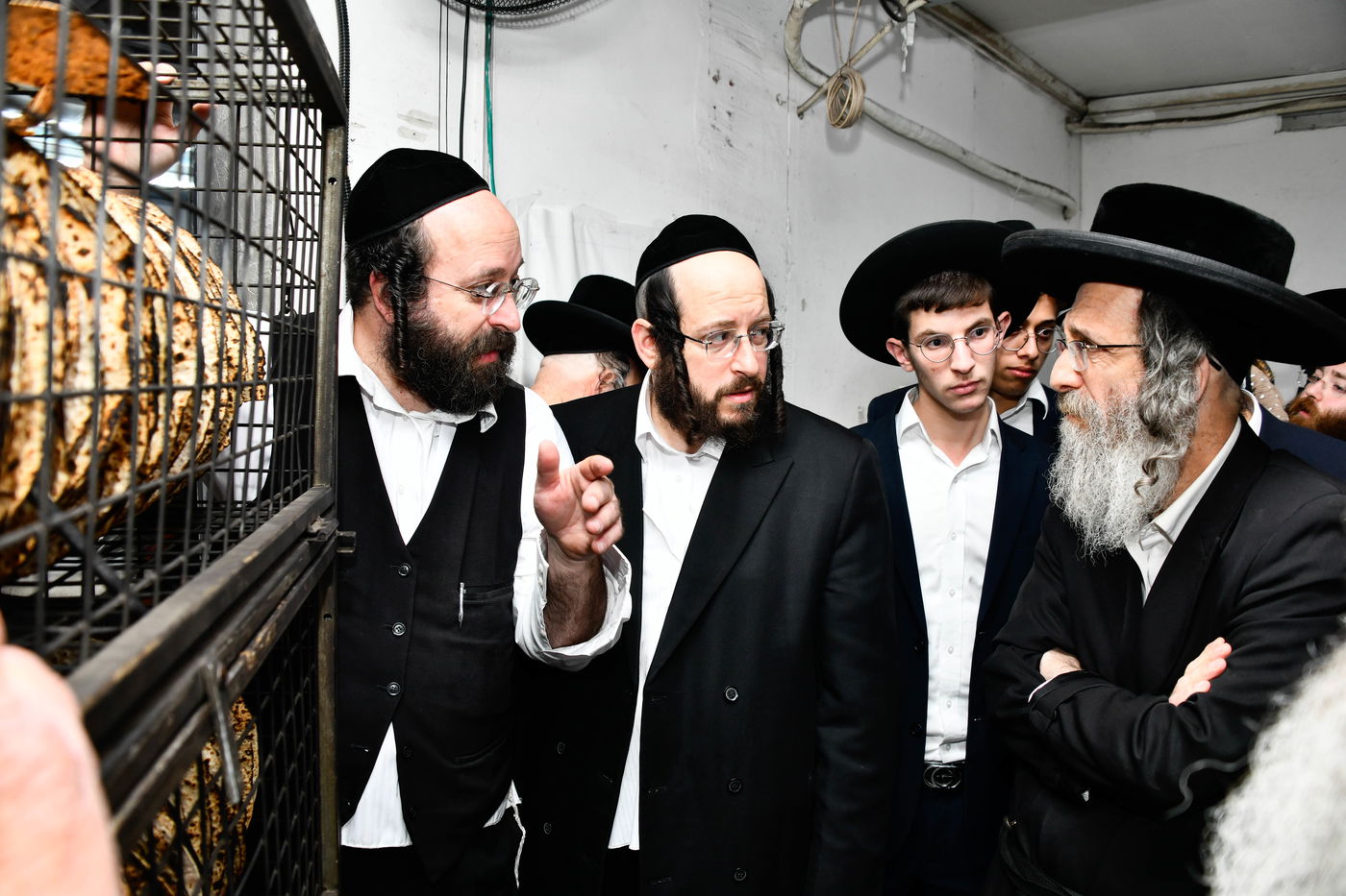 הגה"צ רבי אלימלך בידרמן באפיית מצות