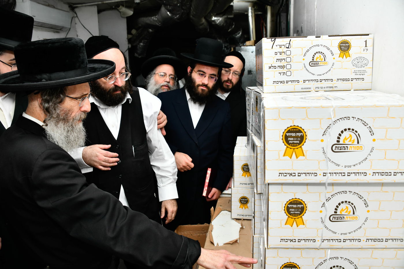 הגה"צ רבי אלימלך בידרמן באפיית מצות