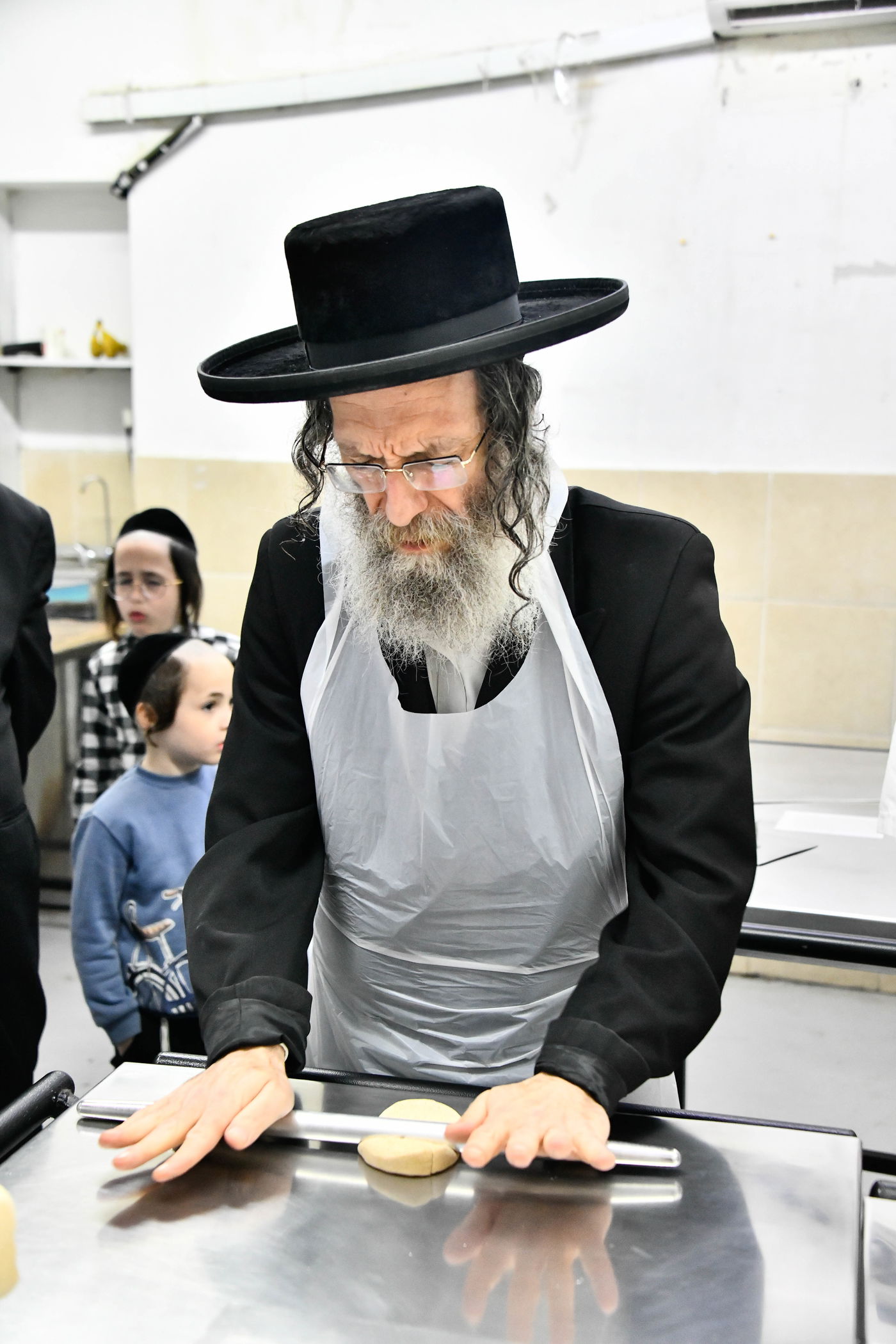 הגה"צ רבי אלימלך בידרמן באפיית מצות