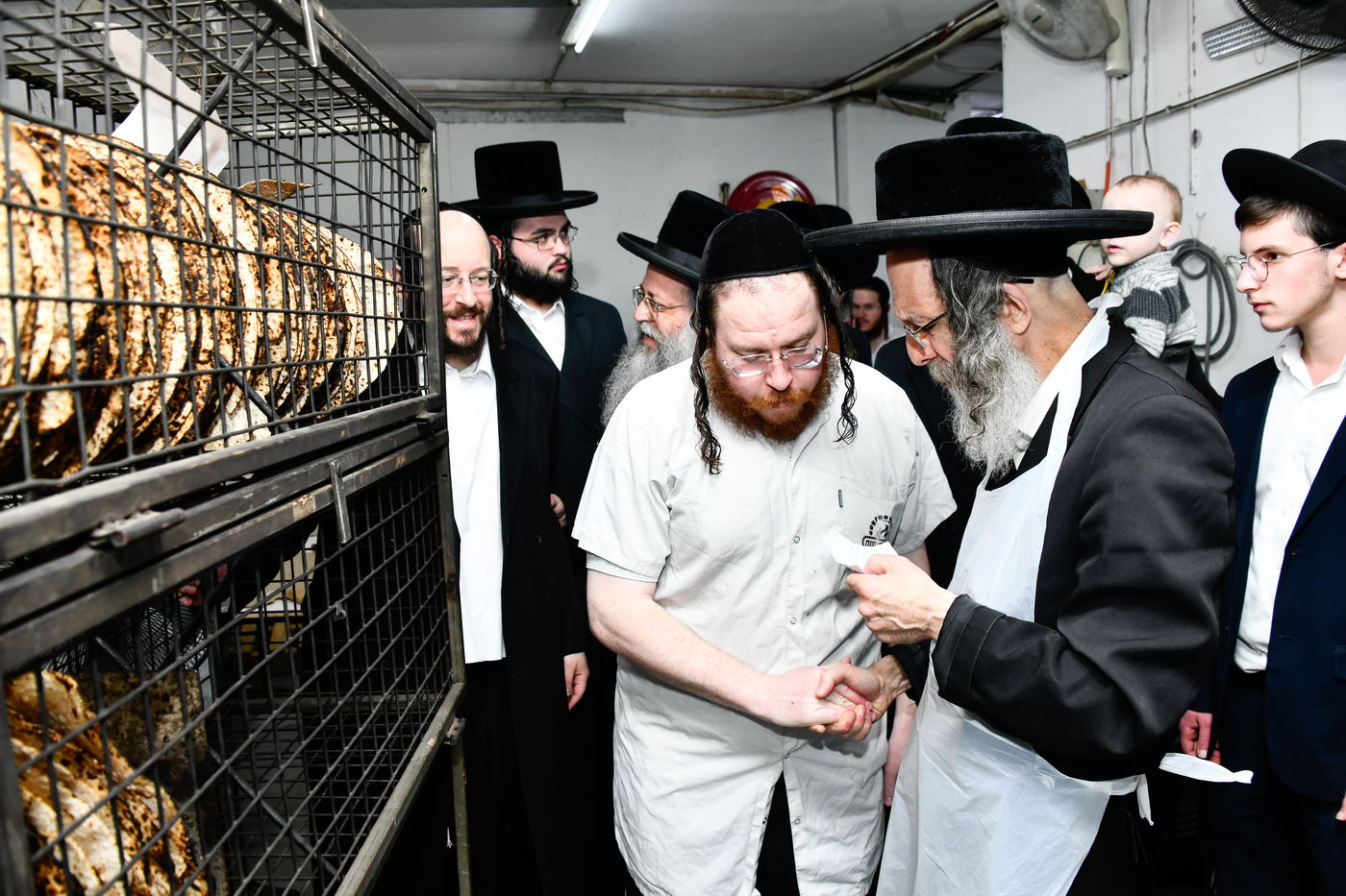 הגה"צ רבי אלימלך בידרמן באפיית מצות