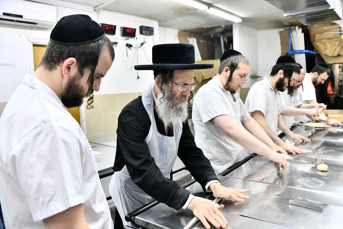 הגה"צ רבי אלימלך בידרמן באפיית מצות