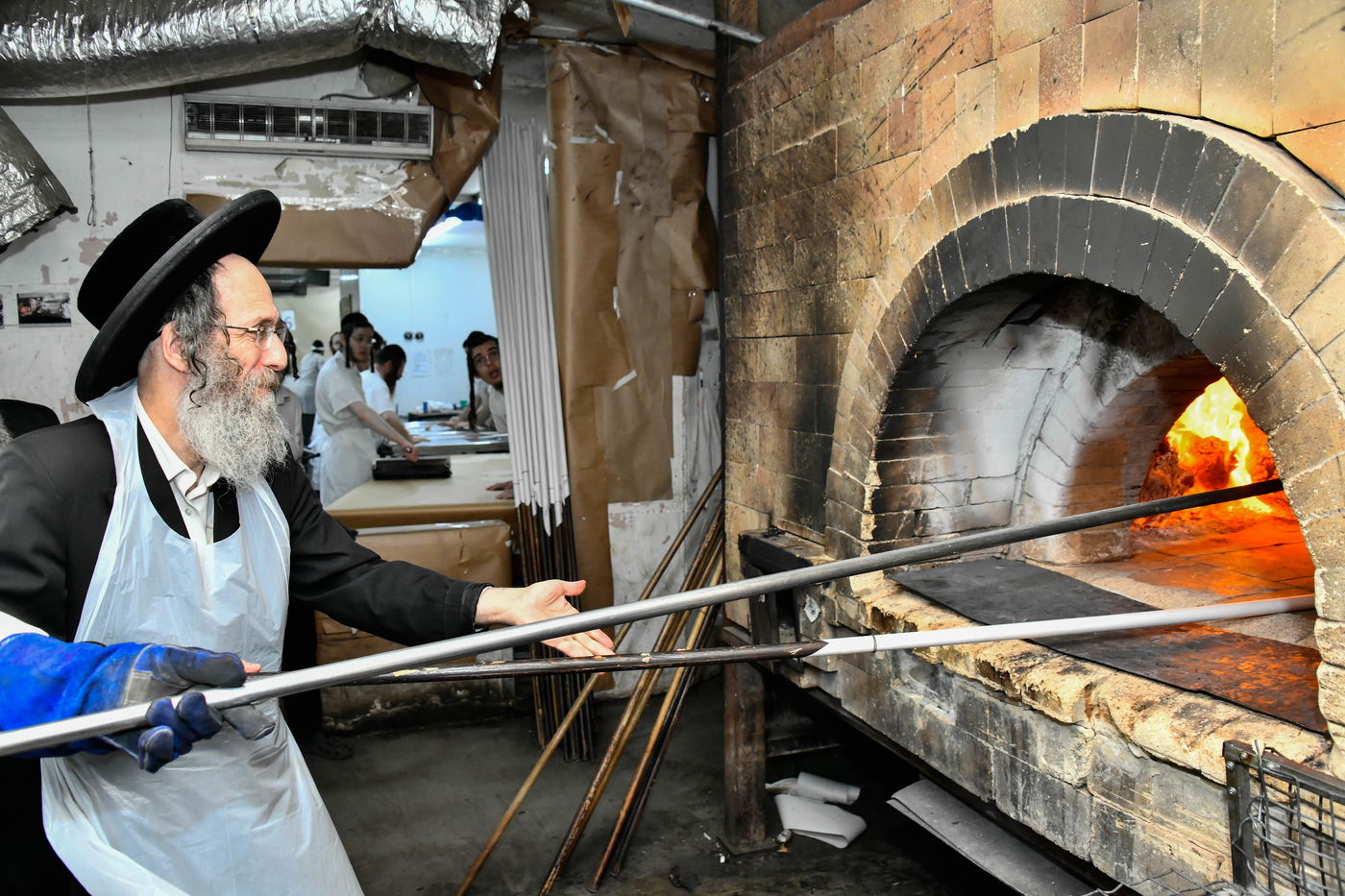 הגה"צ רבי אלימלך בידרמן באפיית מצות