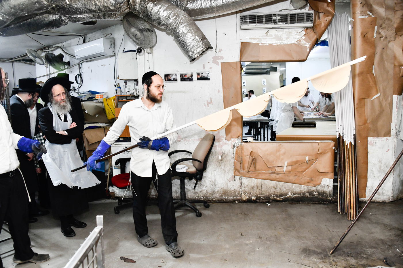 הגה"צ רבי אלימלך בידרמן באפיית מצות