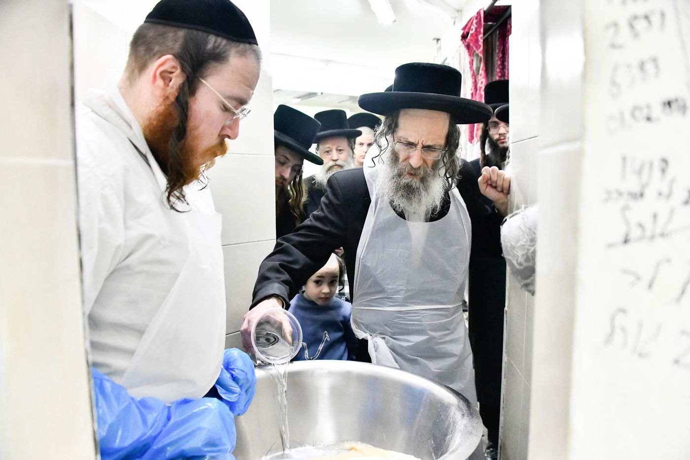 הגה"צ רבי אלימלך בידרמן באפיית מצות