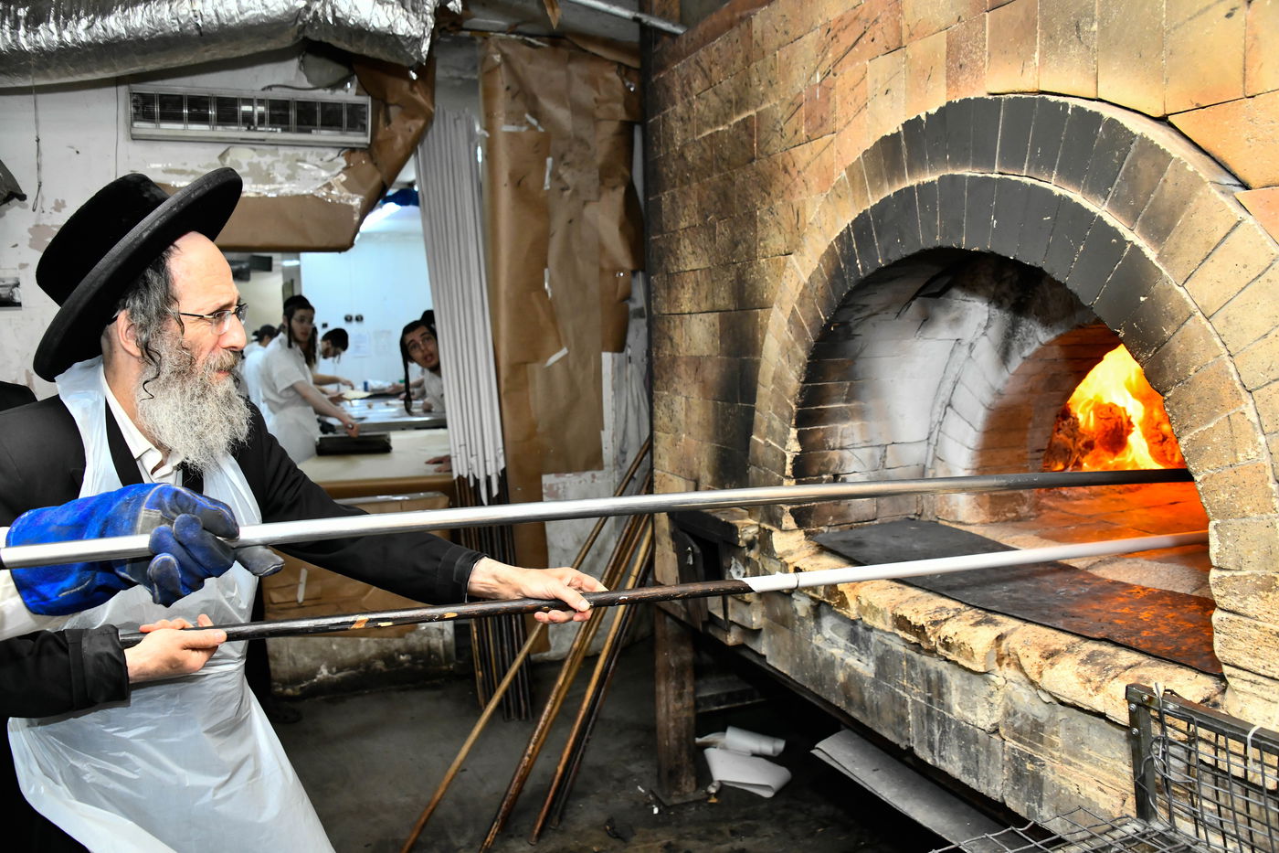הגה"צ רבי אלימלך בידרמן באפיית מצות
