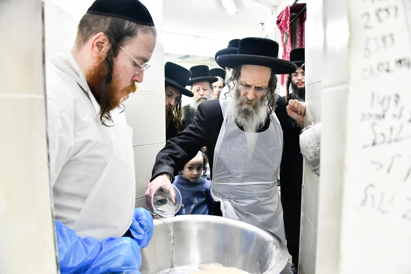 הגה"צ רבי אלימלך בידרמן באפיית מצות