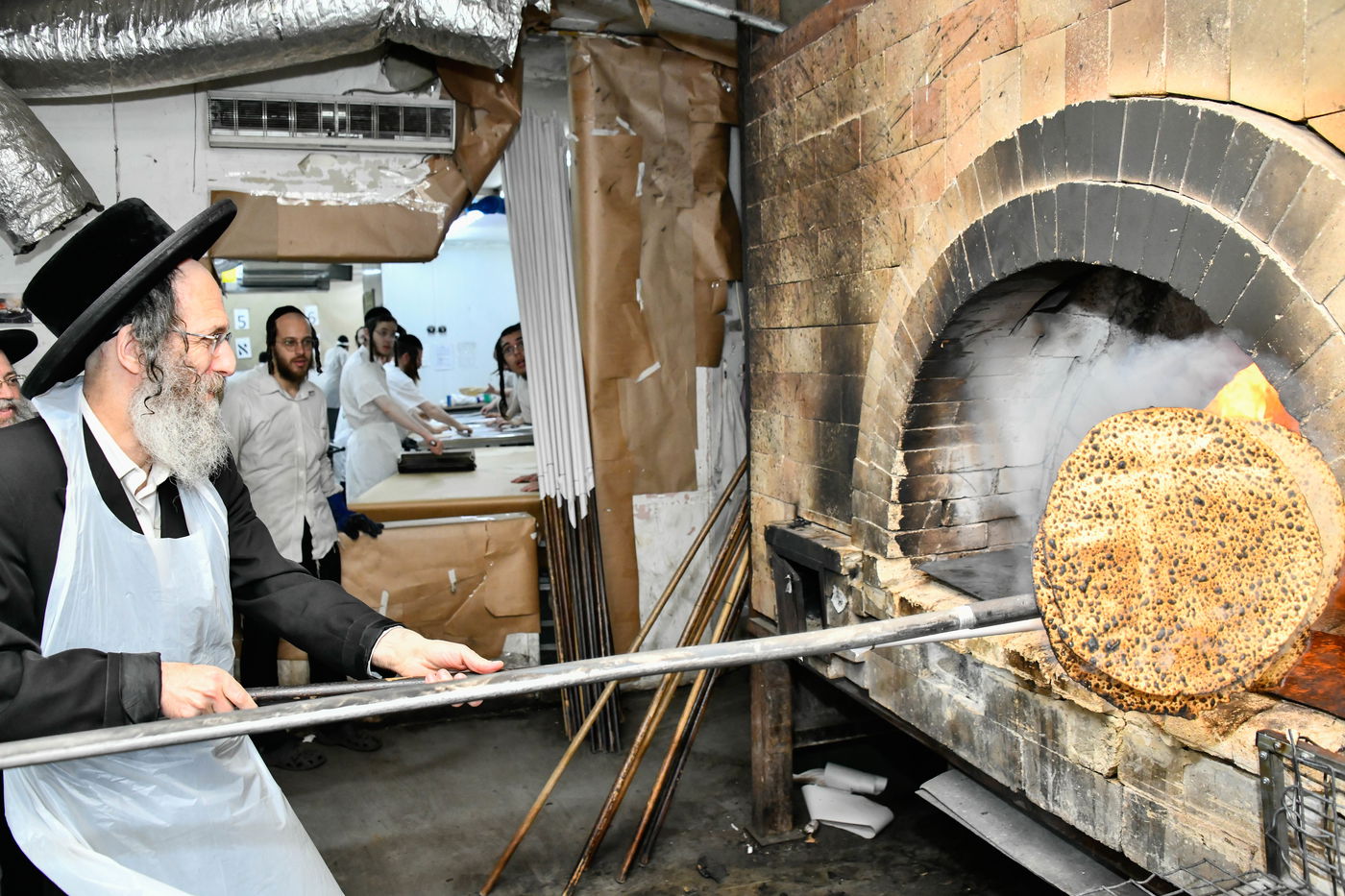 הגה"צ רבי אלימלך בידרמן באפיית מצות
