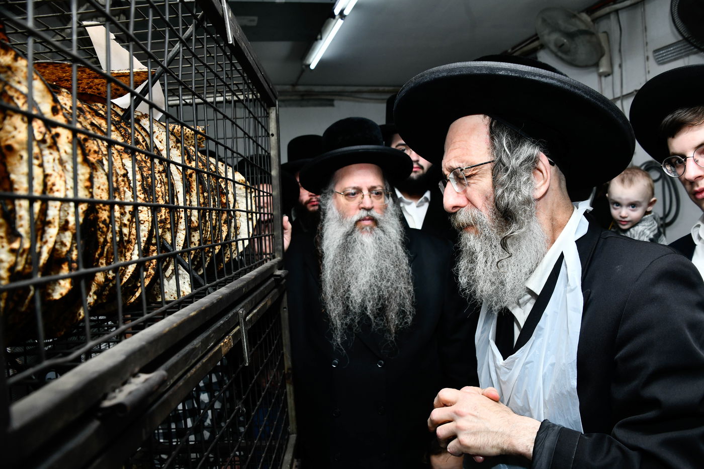 הגה"צ רבי אלימלך בידרמן באפיית מצות