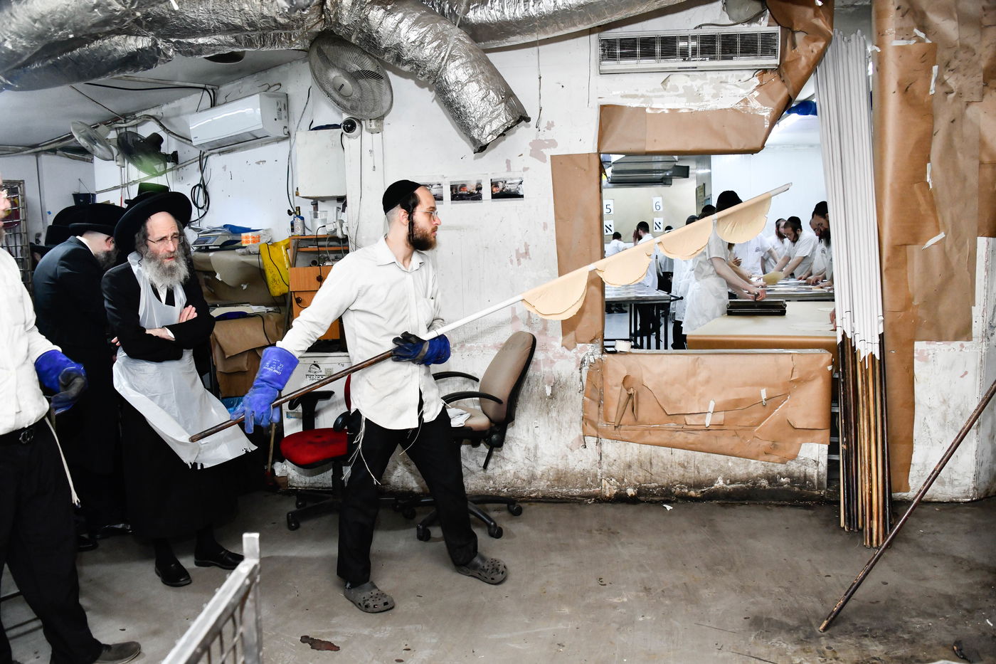 הגה"צ רבי אלימלך בידרמן באפיית מצות