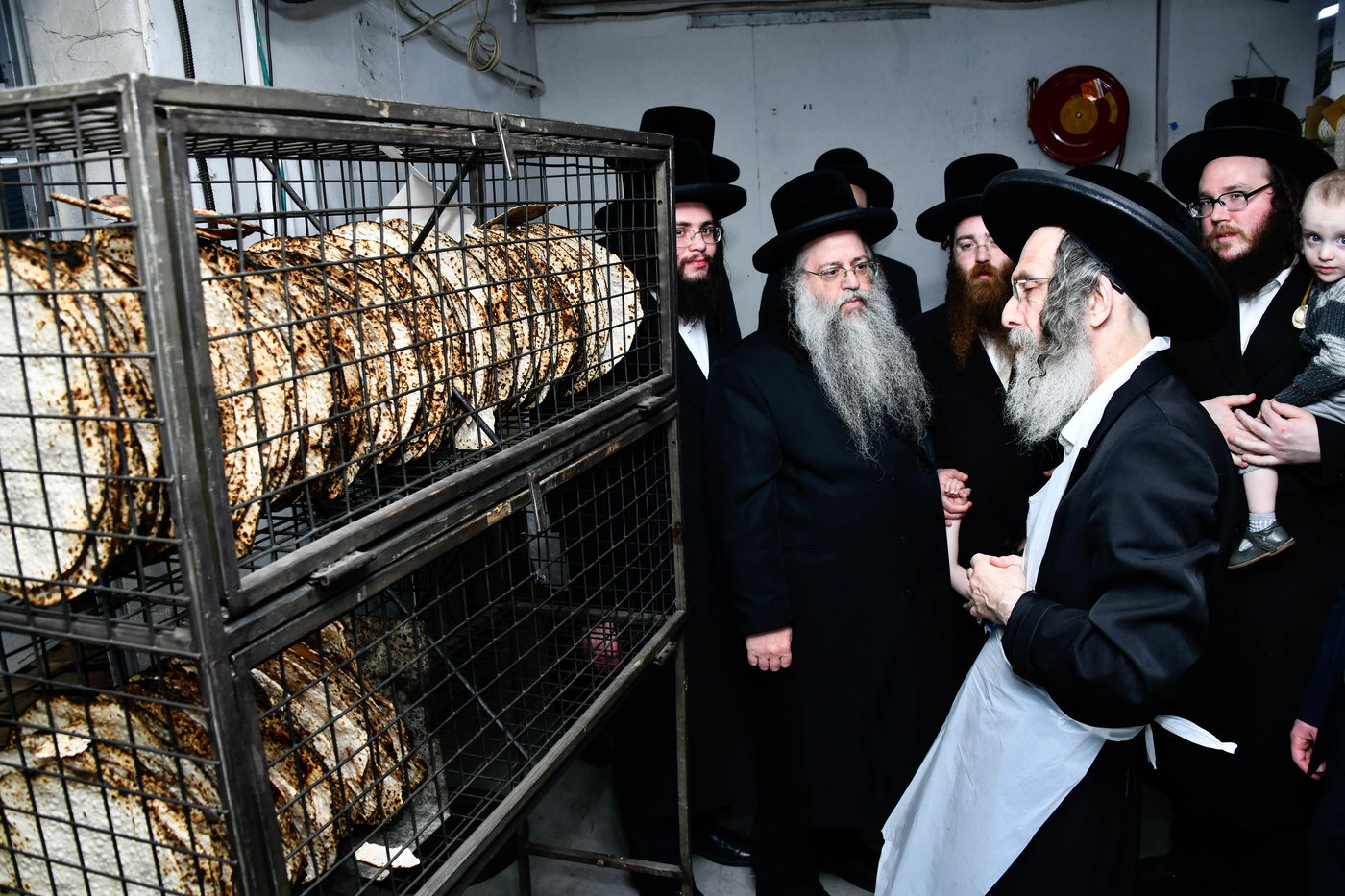 הגה"צ רבי אלימלך בידרמן באפיית מצות