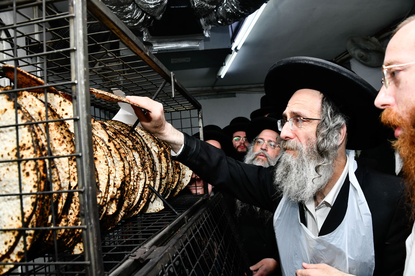 הגה"צ רבי אלימלך בידרמן באפיית מצות