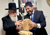 רב הסלבס מעניק את המצות לראש"ל