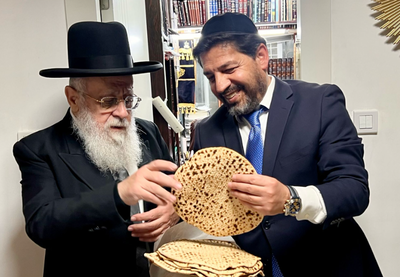 רב הסלבס מעניק את המצות לראש"ל