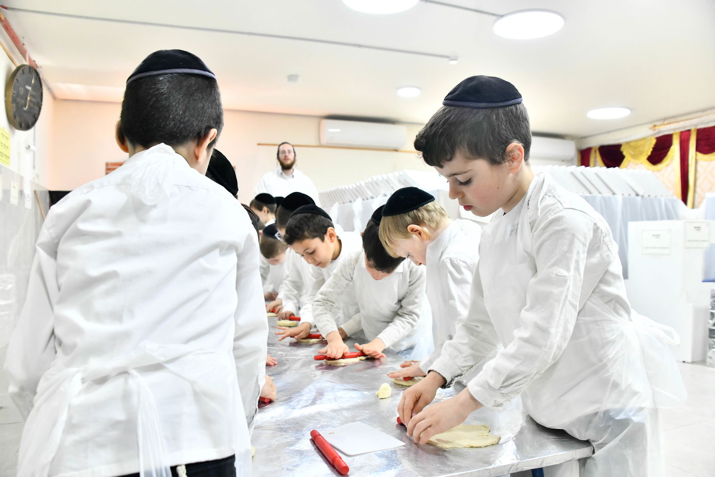 ילדי בני ברק אופים מצות