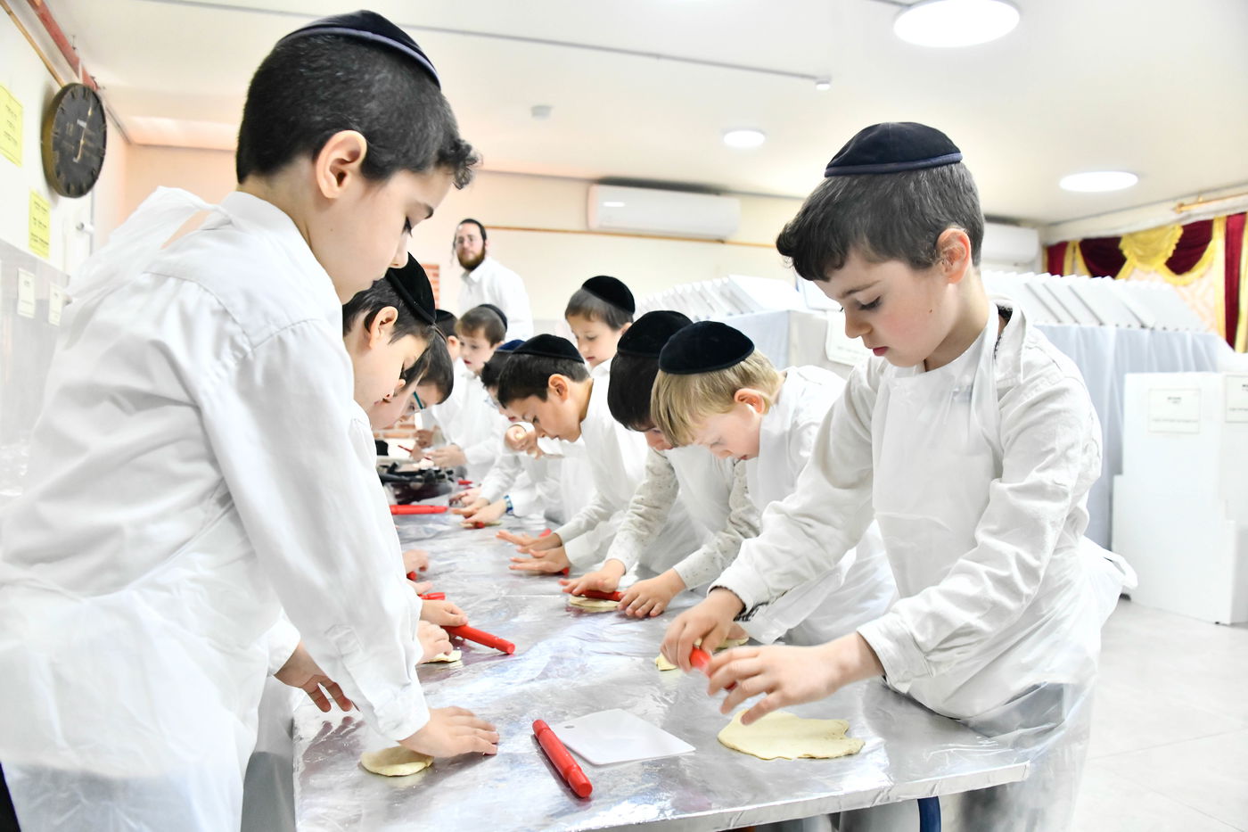 ילדי בני ברק אופים מצות