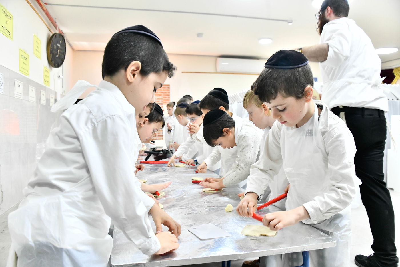 ילדי בני ברק אופים מצות