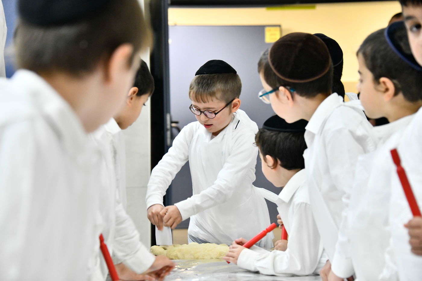 ילדי בני ברק אופים מצות