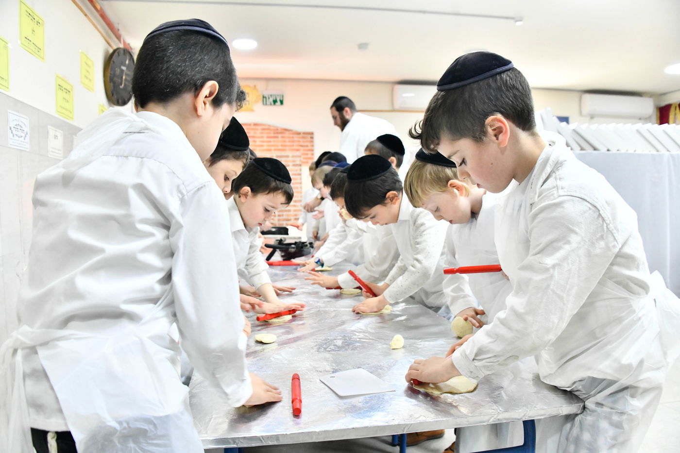 ילדי בני ברק אופים מצות