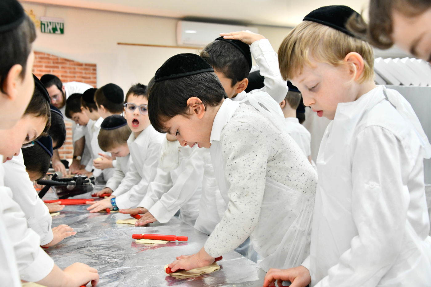 ילדי בני ברק אופים מצות