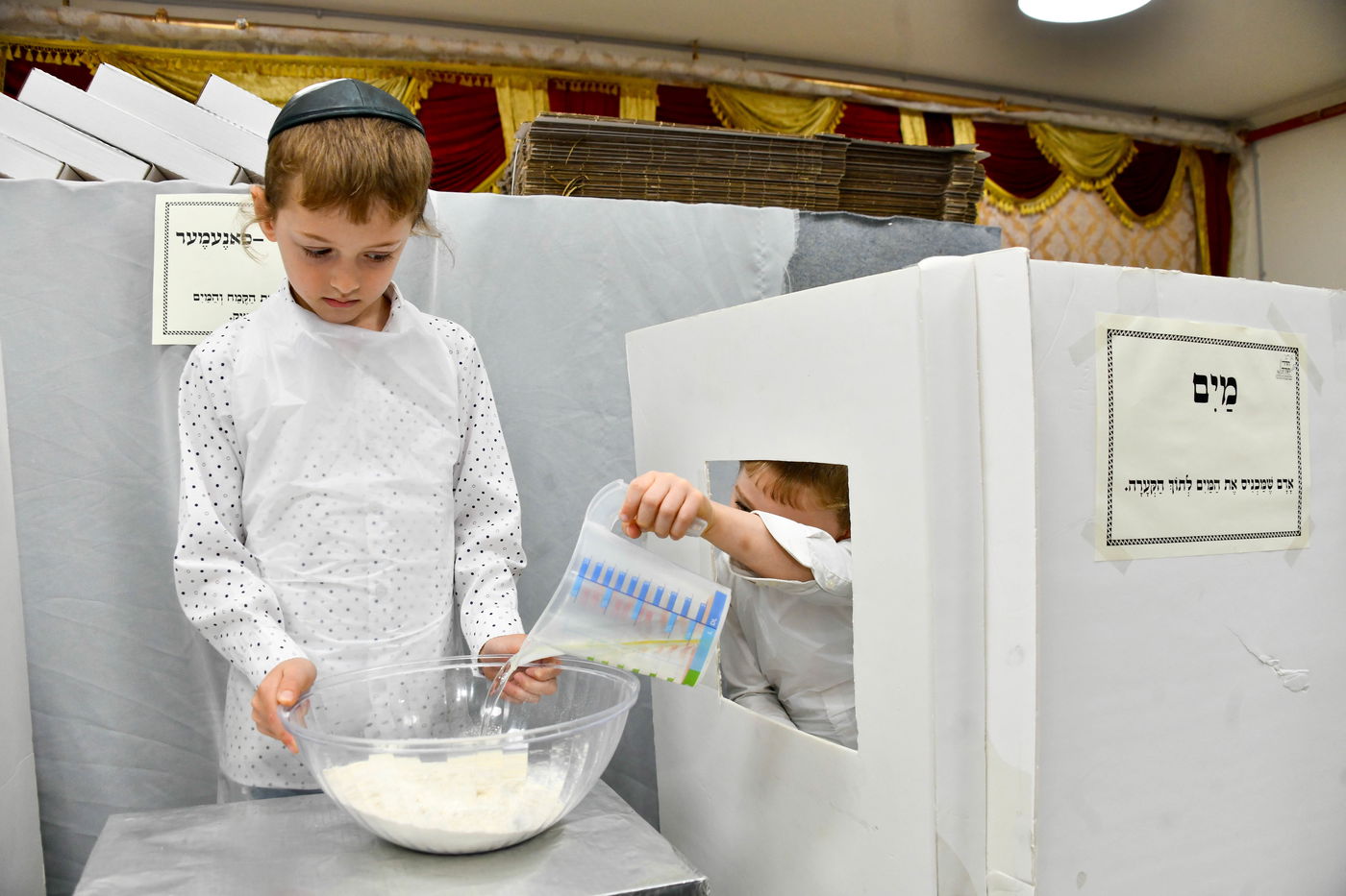 ילדי בני ברק אופים מצות
