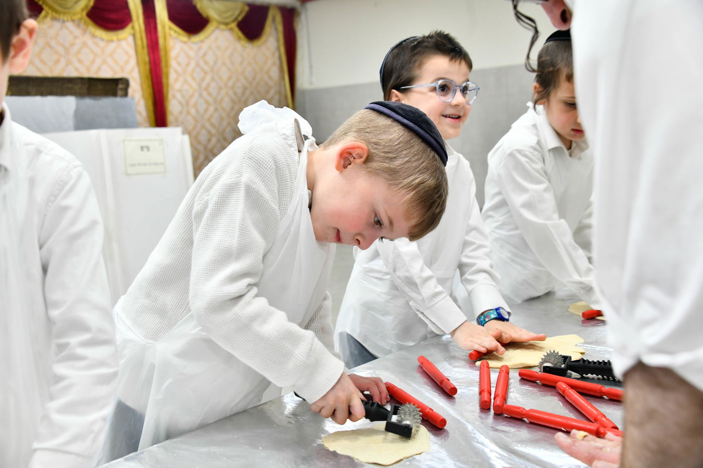 ילדי בני ברק אופים מצות