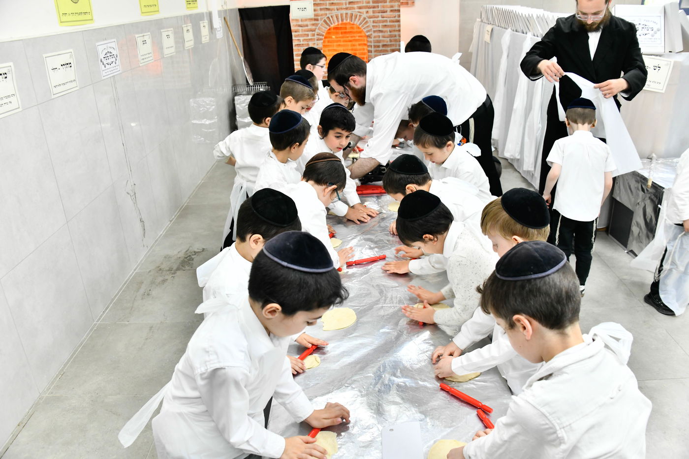 ילדי בני ברק אופים מצות