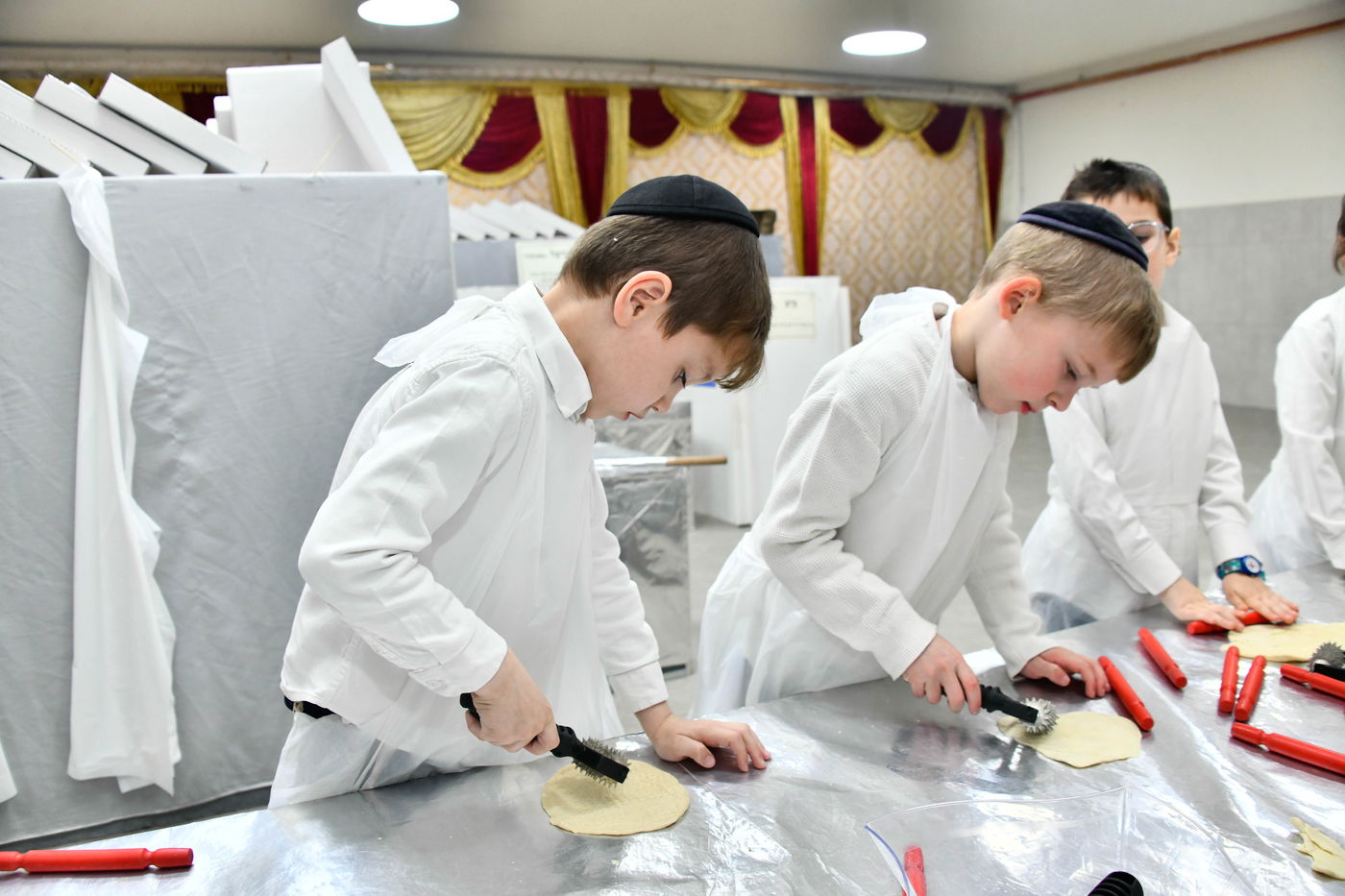 ילדי בני ברק אופים מצות