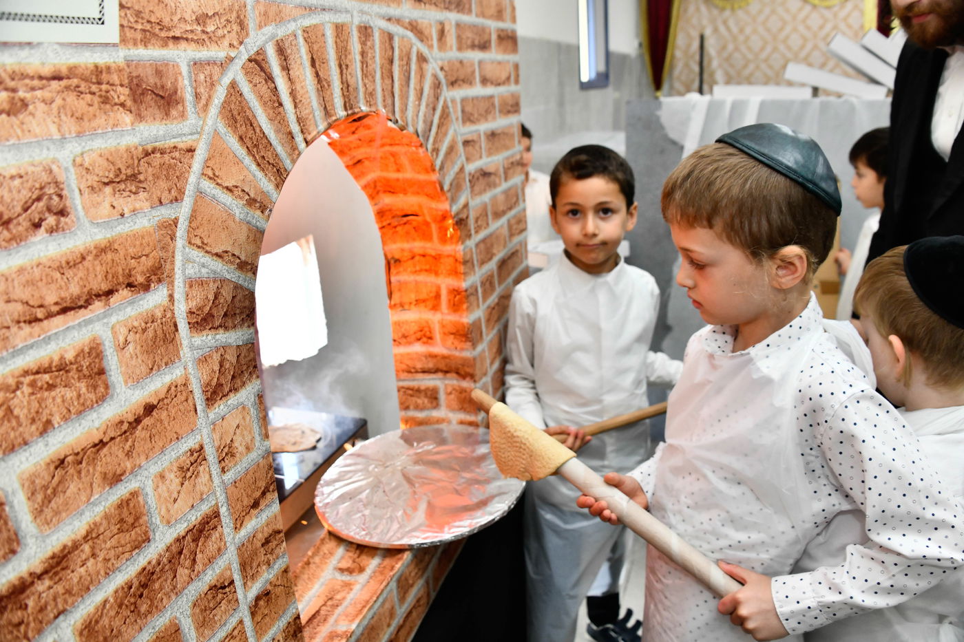 ילדי בני ברק אופים מצות