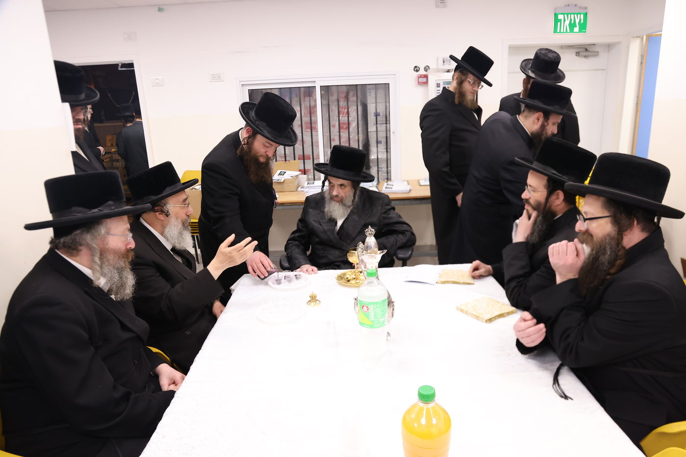 הגה"צ רבי חיים מאיר הגר אב"ד ויז'ניץ, בהטענת קמחא דפסחא לאלפי החסידים