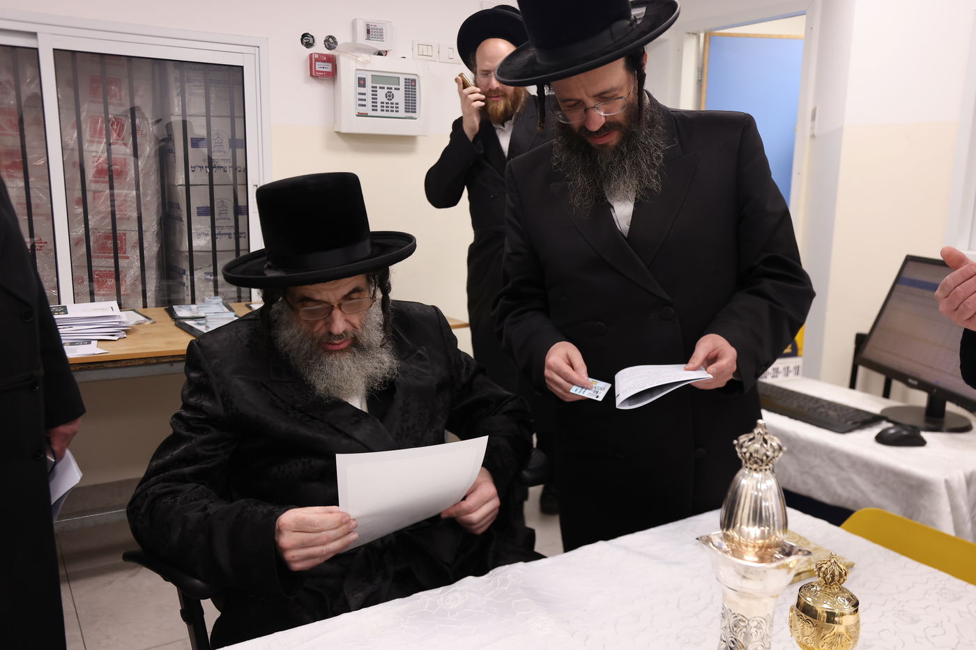 הגה"צ רבי חיים מאיר הגר אב"ד ויז'ניץ, בהטענת קמחא דפסחא לאלפי החסידים