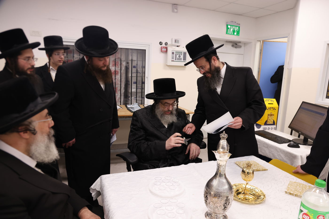 הגה"צ רבי חיים מאיר הגר אב"ד ויז'ניץ, בהטענת קמחא דפסחא לאלפי החסידים