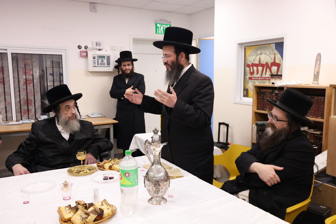 הגה"צ רבי חיים מאיר הגר אב"ד ויז'ניץ, בהטענת קמחא דפסחא לאלפי החסידים