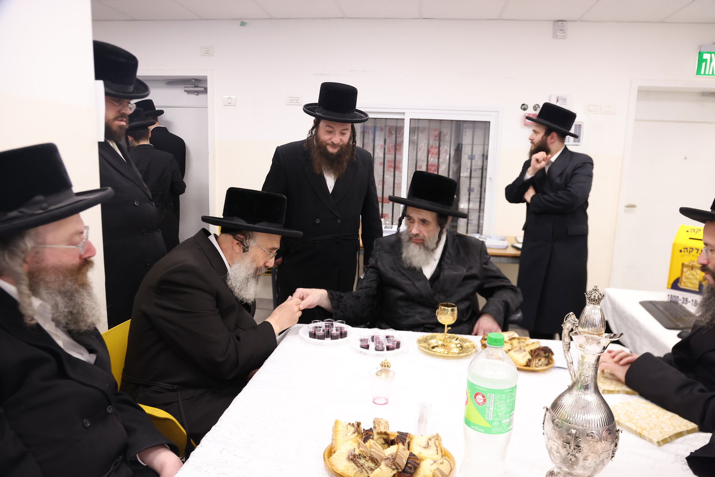 הגה"צ רבי חיים מאיר הגר אב"ד ויז'ניץ, בהטענת קמחא דפסחא לאלפי החסידים