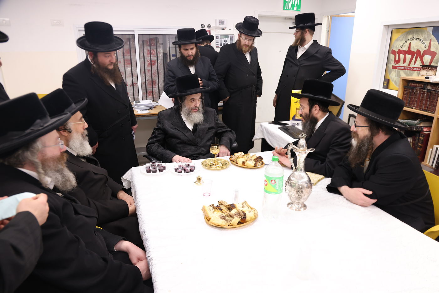 הגה"צ רבי חיים מאיר הגר אב"ד ויז'ניץ, בהטענת קמחא דפסחא לאלפי החסידים