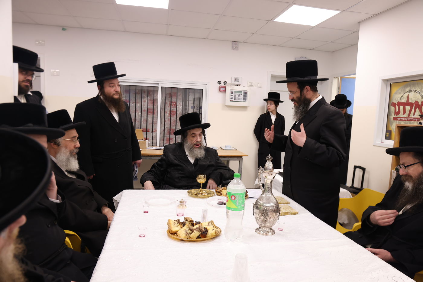 הגה"צ רבי חיים מאיר הגר אב"ד ויז'ניץ, בהטענת קמחא דפסחא לאלפי החסידים