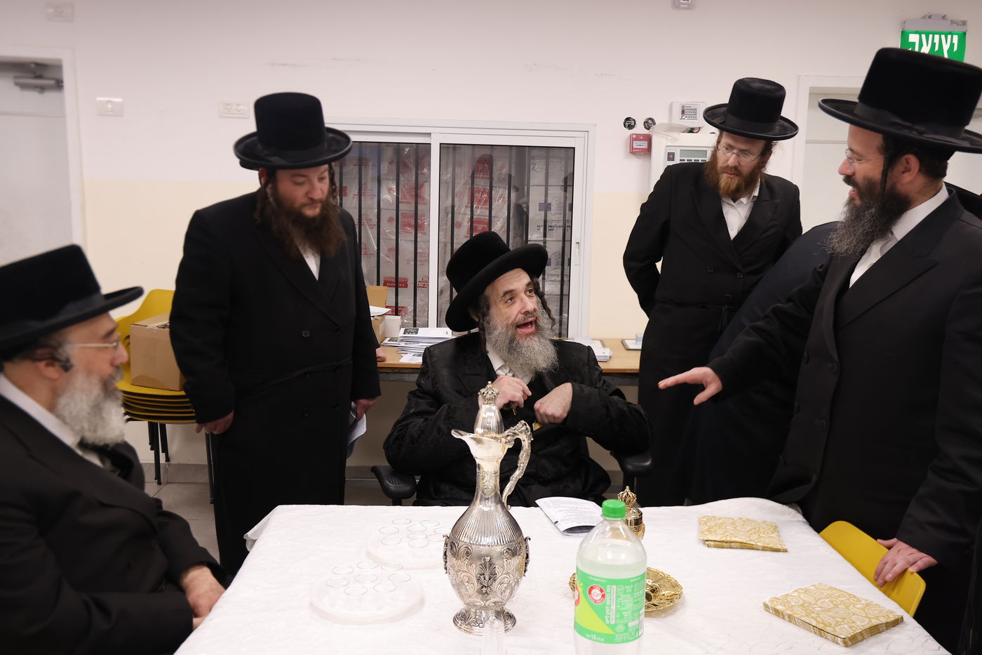 הגה"צ רבי חיים מאיר הגר אב"ד ויז'ניץ, בהטענת קמחא דפסחא לאלפי החסידים