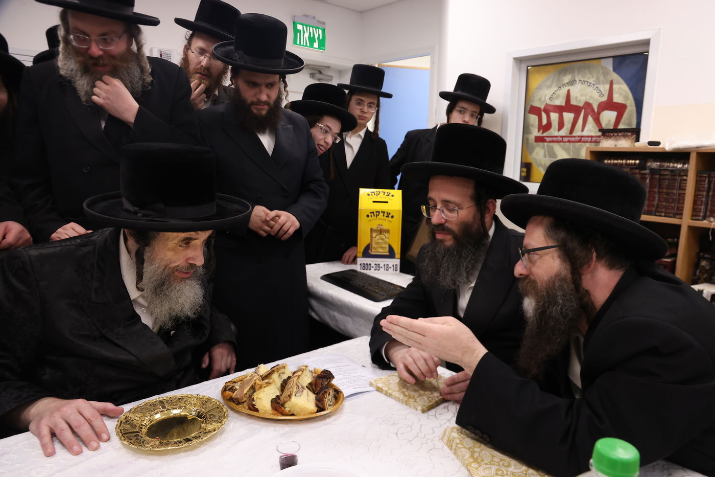 הגה"צ רבי חיים מאיר הגר אב"ד ויז'ניץ, בהטענת קמחא דפסחא לאלפי החסידים