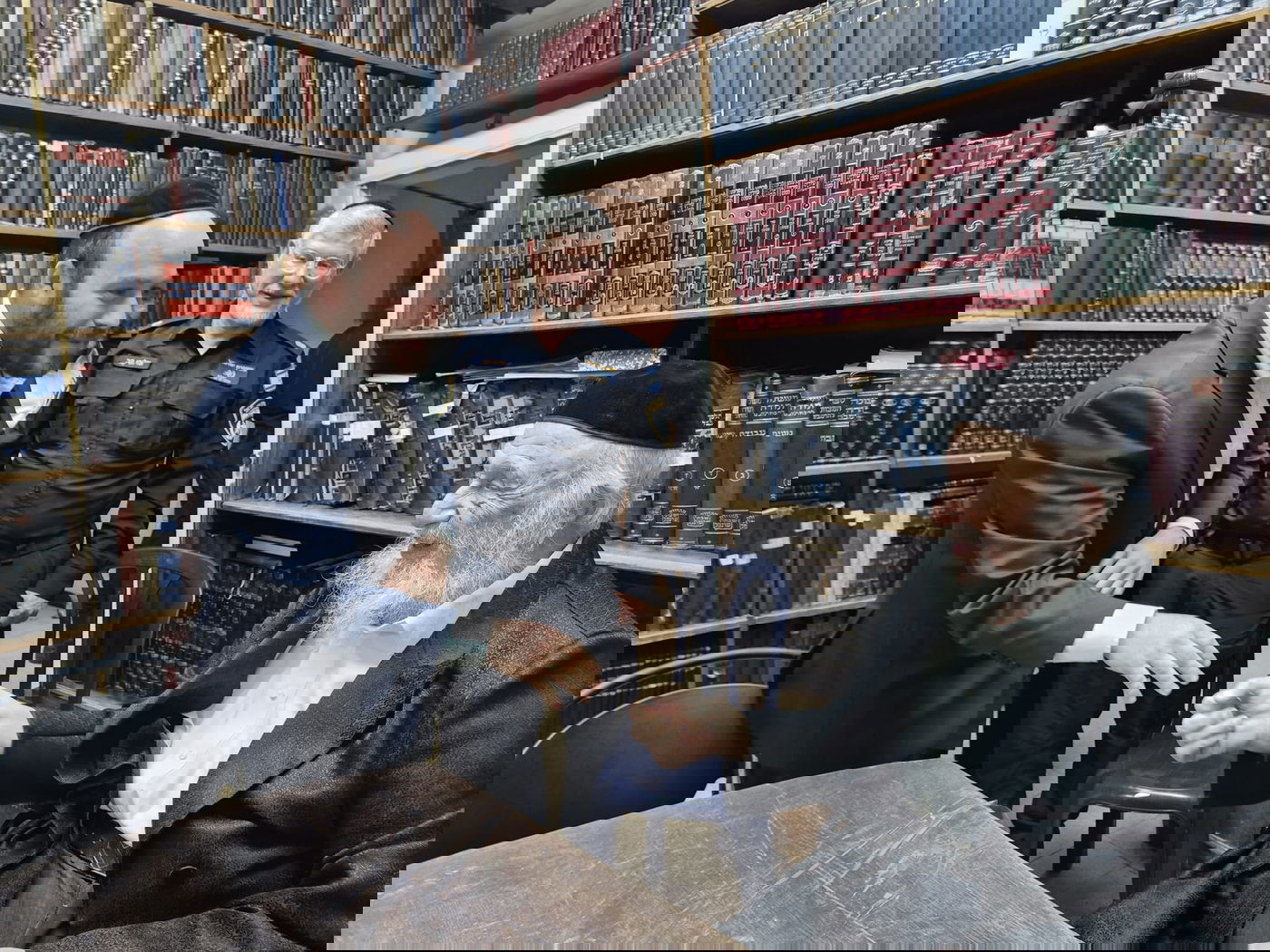 מפקד תחנת בני ברק בביקור אצל רבני העיר