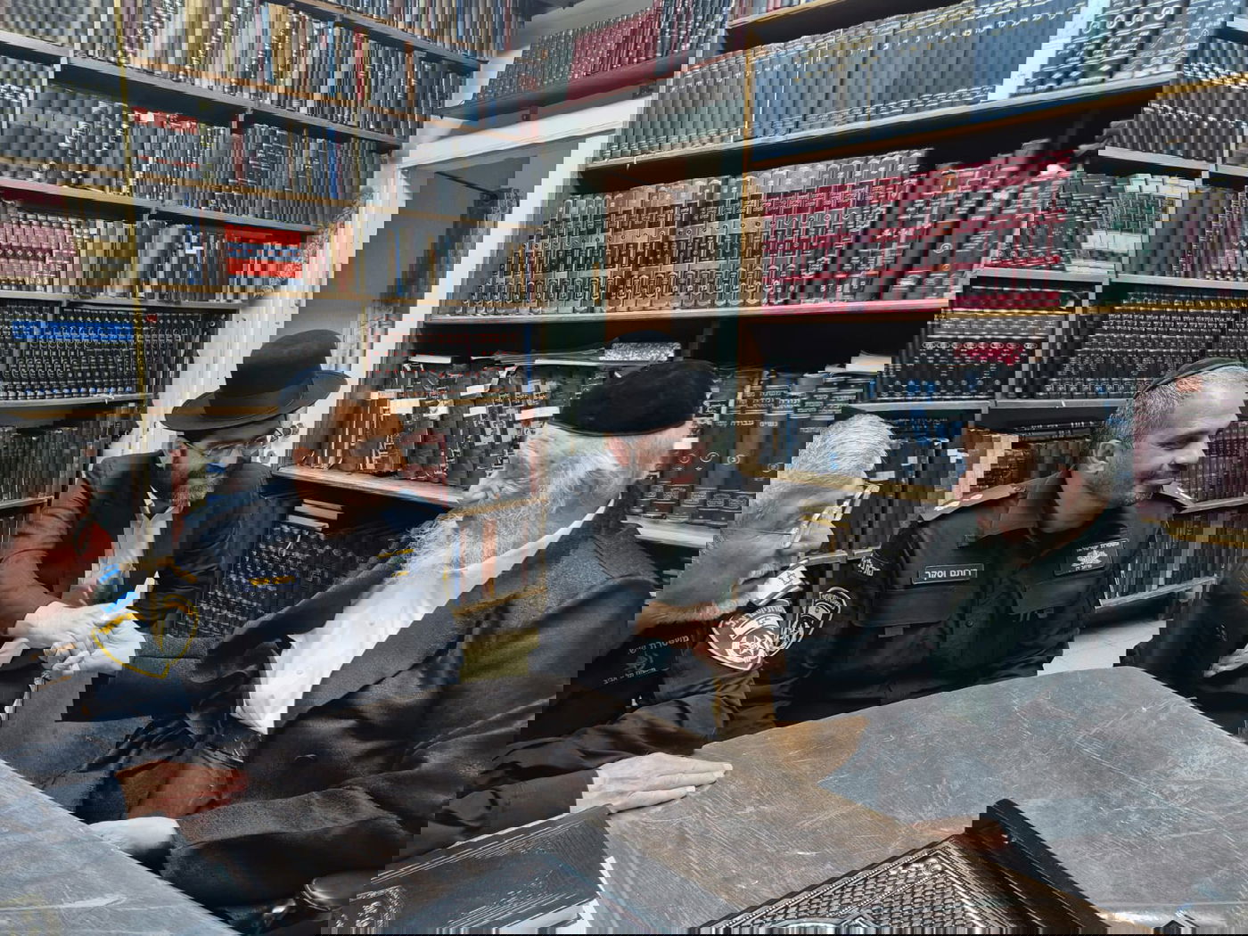 מפקד תחנת בני ברק בביקור אצל רבני העיר