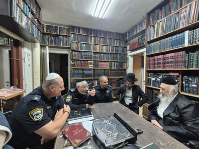 מפקד תחנת בני ברק בביקור אצל רבני העיר