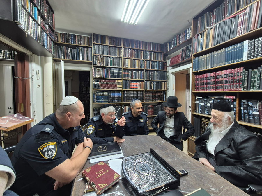 מפקד תחנת בני ברק בביקור אצל רבני העיר