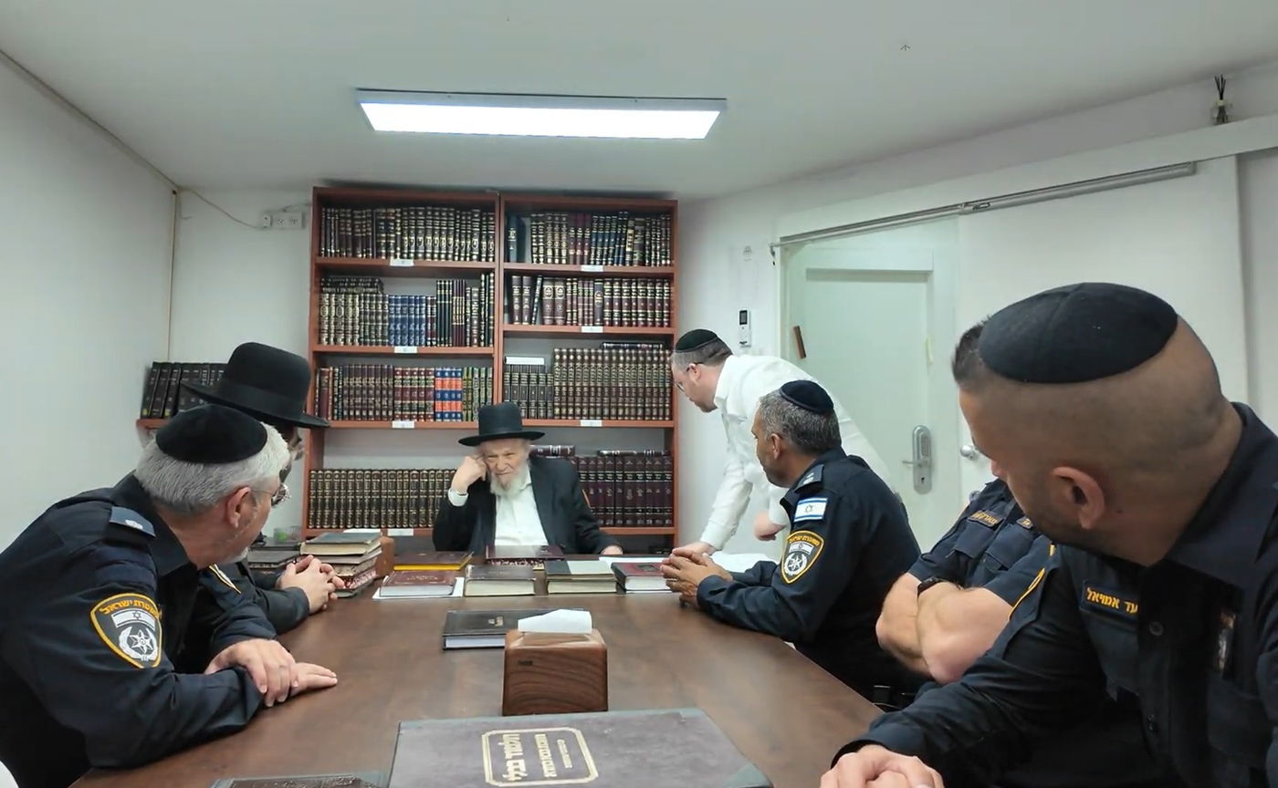 מפקד תחנת בני ברק בביקור אצל רבני העיר